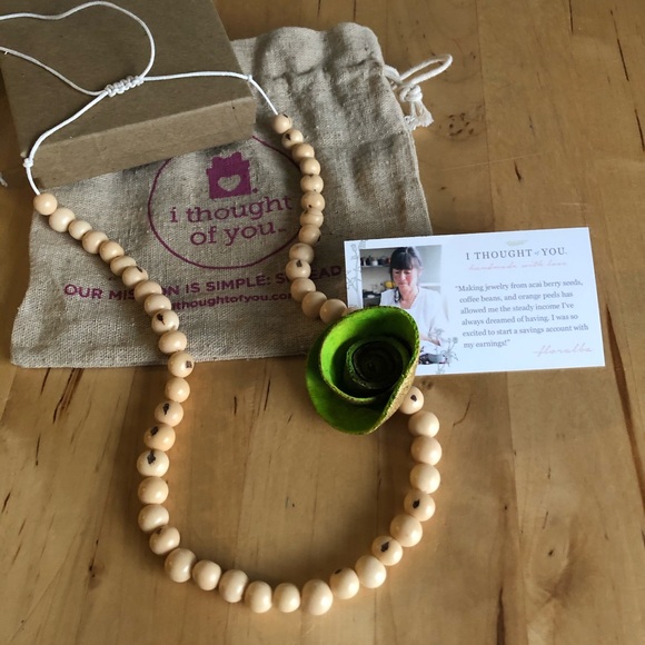 💚 Rose with Açaí Berry Bead Necklace - Picture 2 of 5